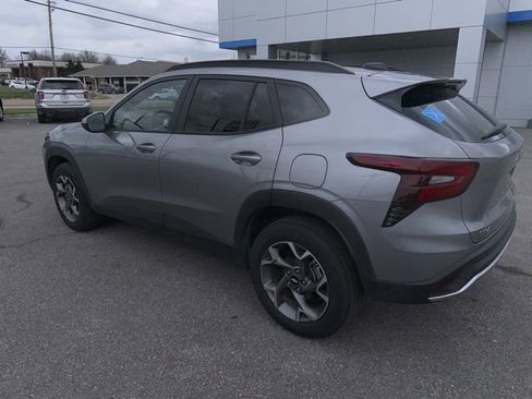 Used 2025 Chevrolet Trax LT w/ LT Convenience Package image 16