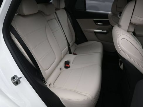 Used 2025 Mercedes-Benz GLC 300 4MATIC image 30