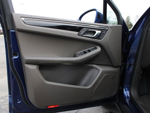 Used 2025 Porsche Macan AWD/4WD image 7