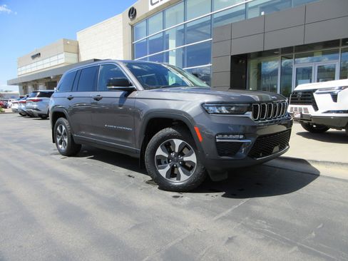 Used 2022 Jeep Grand Cherokee Limited 4xe w/ Luxury Tech Group II AWD/4WD image 15