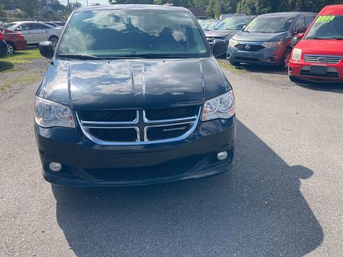 Used 2017 Dodge Grand Caravan SXT w/ Rear Park Assist Package FWD image 2