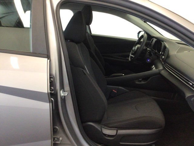 Used 2023 Hyundai Elantra SE FWD image 8