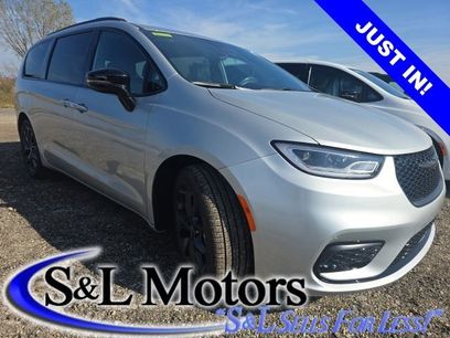 New 2026 Chrysler Pacifica Select w/ S Appearance Package