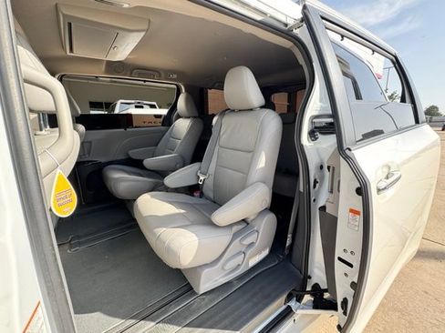Used 2018 Toyota Sienna XLE Premium FWD image 22