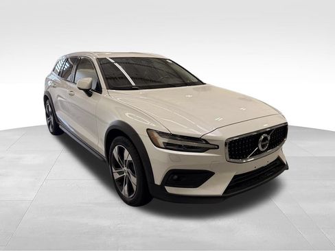 Used 2022 Volvo V60 T5 Cross Country AWD/4WD image 7