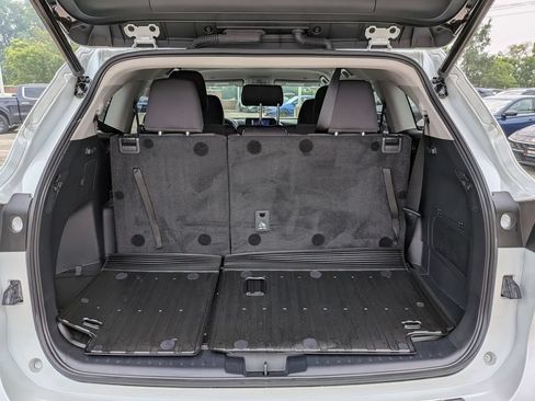 Used 2023 Toyota Highlander LE FWD image 31