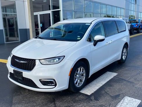 Used 2023 Chrysler Pacifica Touring-L image 4