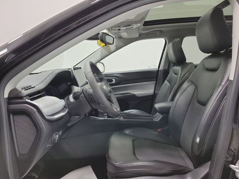 Certified 2022 Jeep Compass Latitude w/ Sun and Sound Group AWD/4WD image 3