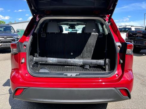 Used 2022 Toyota Highlander XLE AWD/4WD image 31