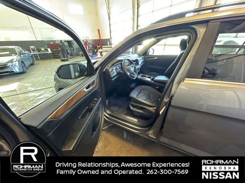 Used 2024 Volkswagen Atlas SE image 4