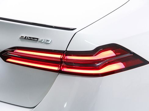 New 2026 BMW i5 eDrive40 w/ M Sport Package image 7