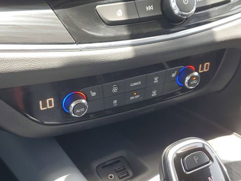 Used 2020 Buick Enclave Essence image 22