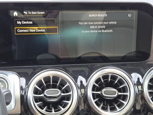 Used 2022 Mercedes-Benz GLB 250 4MATIC image 11