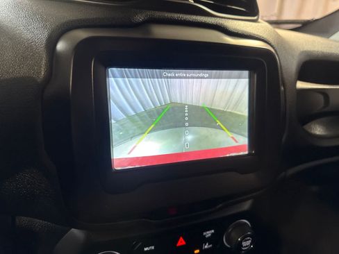 Used 2021 Jeep Renegade Latitude FWD image 29