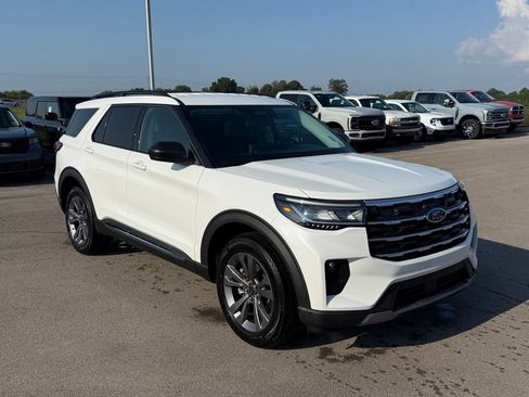 Used 2025 Ford Explorer Active w/ Active Comfort Package AWD/4WD image 2