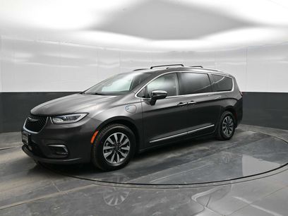 Used 2021 Chrysler Pacifica Limited w/ Uconnect Theater Family Group