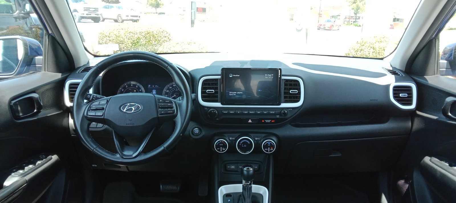 Used 2022 Hyundai Venue Limited FWD image 11