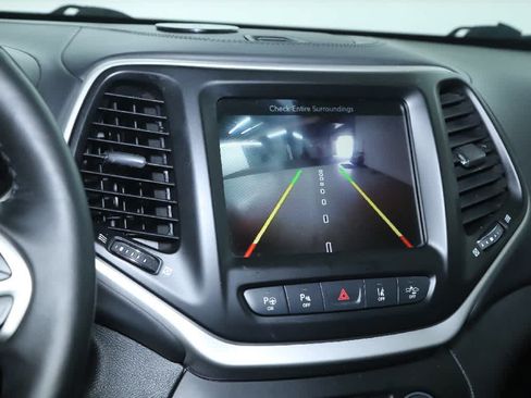Used 2018 Jeep Cherokee Overland w/ Technology Group AWD/4WD image 32