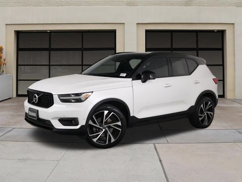 Certified 2022 Volvo XC40 T5 R-Design w/ Advanced Package AWD/4WD image 3