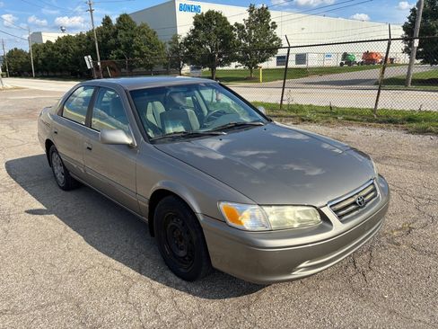 Used 2001 Toyota Camry CE FWD image 1