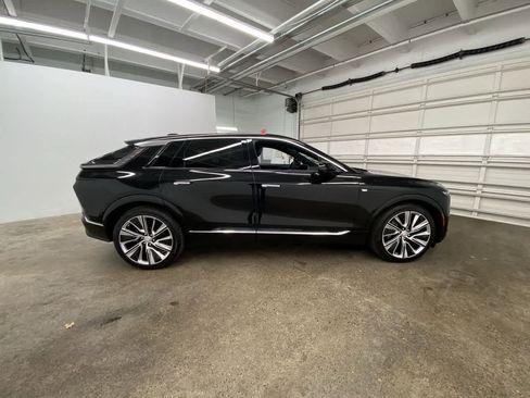 Used 2024 Cadillac Lyriq Luxury AWD/4WD image 7