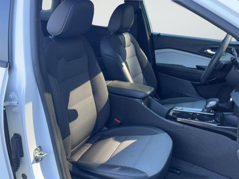 Used 2025 Chevrolet Trax LT FWD image 20