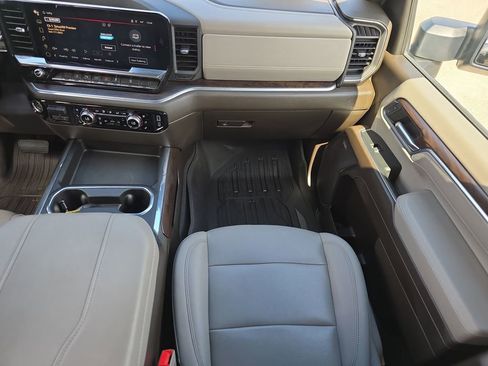 Used 2024 GMC Sierra 2500 SLT w/ SLT Premium Package AWD/4WD image 16
