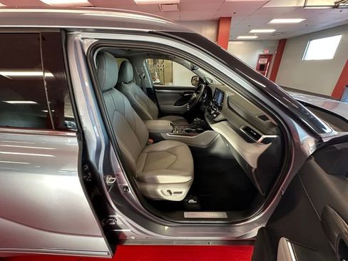 Used 2022 Toyota Highlander Limited FWD image 16