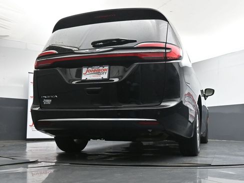 Used 2024 Chrysler Pacifica Touring-L FWD image 40