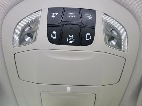 Used 2018 Chrysler Pacifica Touring-L image 31