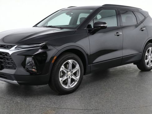 Used 2025 Chevrolet Blazer LT FWD image 3