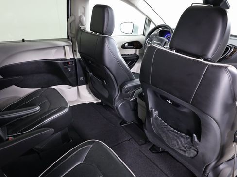 Used 2022 Chrysler Pacifica Limited image 42