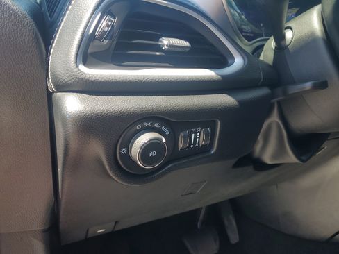 Used 2021 Chrysler Pacifica Touring-L w/ Uconnect Theater Family Group AWD/4WD image 25