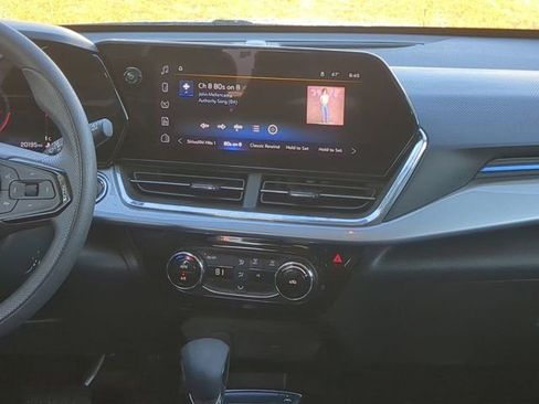 Used 2025 Chevrolet Trax LT image 18