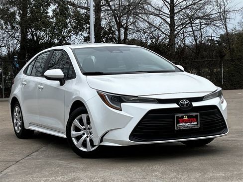 Used 2024 Toyota Corolla LE image 2