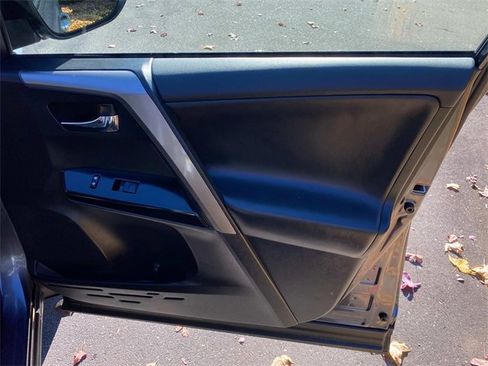 Used 2018 Toyota RAV4 Limited image 37