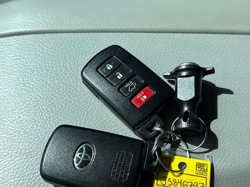 Used 2018 Toyota Highlander XLE AWD/4WD image 11