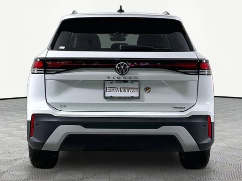 Used 2025 Volkswagen Tiguan SE AWD/4WD image 6