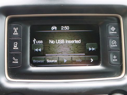 Used 2017 Jeep Grand Cherokee Laredo RWD image 32