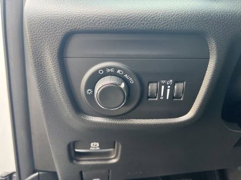 Used 2025 Jeep Grand Cherokee Laredo w/ Luxury Tech Group I AWD/4WD image 6