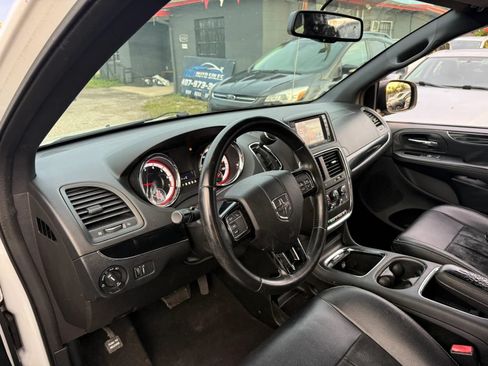 Used 2016 Dodge Grand Caravan SXT FWD image 12