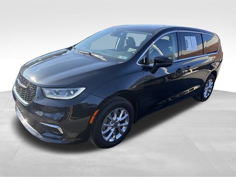 Used 2023 Chrysler Pacifica Touring-L w/ Uconnect Theater Family Group image 8