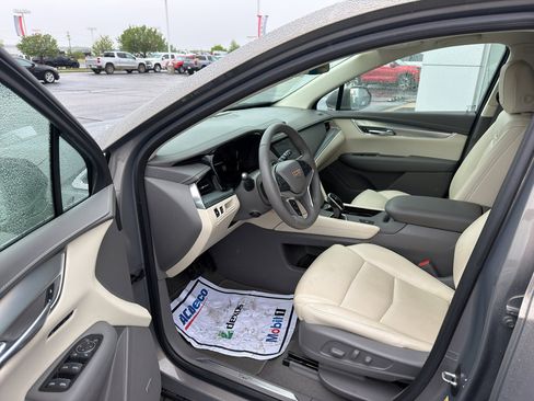 Used 2018 Cadillac XT5 Luxury w/ Driver Awareness Package image 10