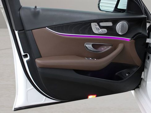 Used 2017 Mercedes-Benz E 300 4MATIC image 9