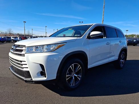 Used 2019 Toyota Highlander LE image 3