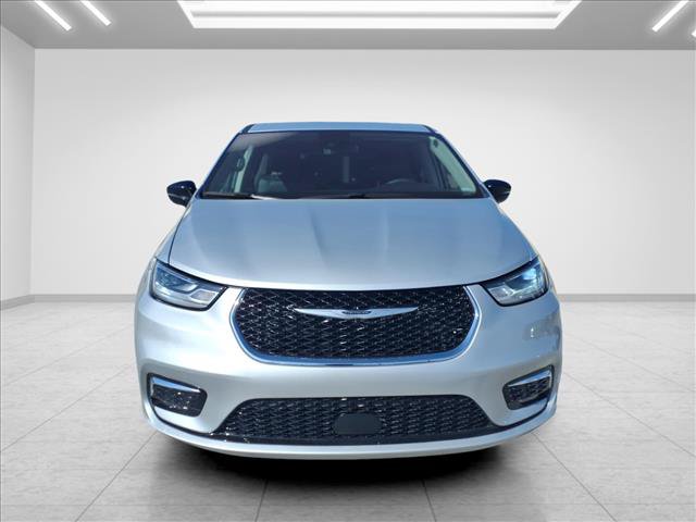 Used 2024 Chrysler Pacifica Touring-L FWD image 4