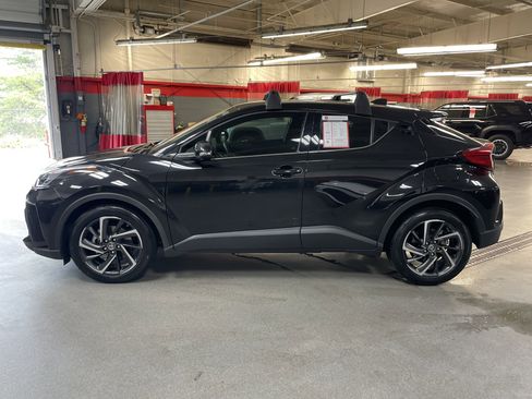 Used 2022 Toyota C-HR Limited FWD image 7