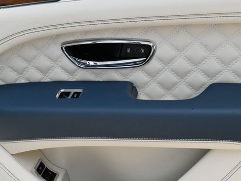 Used 2023 Bentley Bentayga AWD/4WD image 66