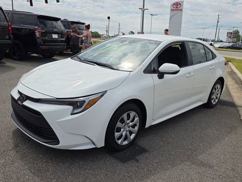 Used 2026 Toyota Corolla LE FWD image 3