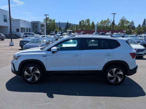 Used 2023 Volkswagen Taos SE AWD/4WD image 2